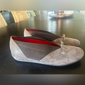 Stunning Amalfi by Rangoni tan suede snake skin print mini wedges.